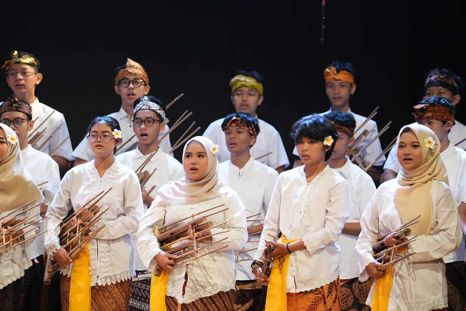 Siswa-siswi SMP Alfa Centauri memainkan angklung dalam kegiatan kreativitas dan seni budaya.