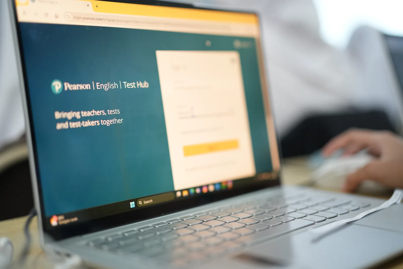 Siswa mengakses platform Pearson English Test Hub untuk asesmen bahasa Inggris internasional.